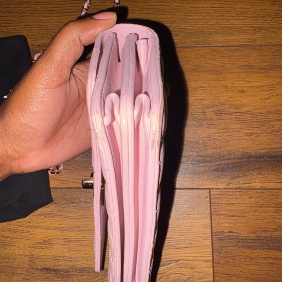 Small pearl chain on wallet crossbody purse - Picture 4 of 11